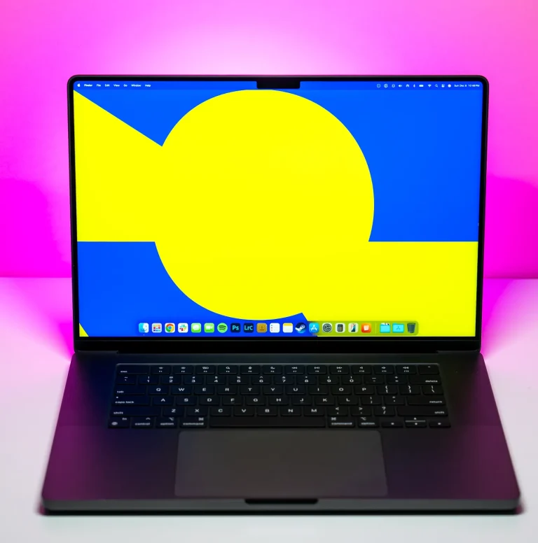247412_Apple_MacBook_Pro_16_M4_Max_ADiBenedetto_0003